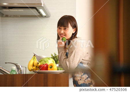 認為廚房菜單的主婦 47520306