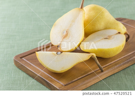 Western pear lurelectye 47520521