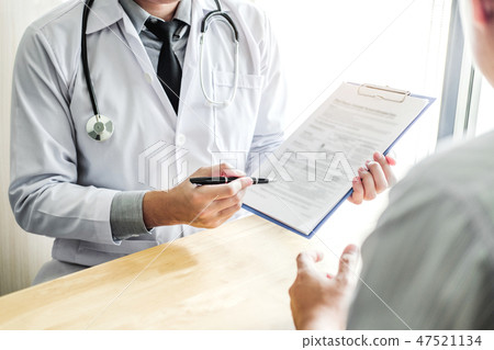 Doctors and patients sit and talk to the patient Doctors and patients sit and talk to the patient 47521134