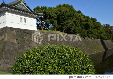 在東京千代田區的故宮（前江戶城堡）的櫻花門，石垣和凱旋護城河的一部分的照片 47521876