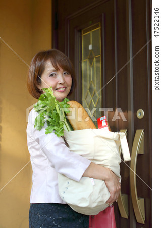 一位在超市購物的家庭主婦 一位在超市購物的家庭主婦 47522146