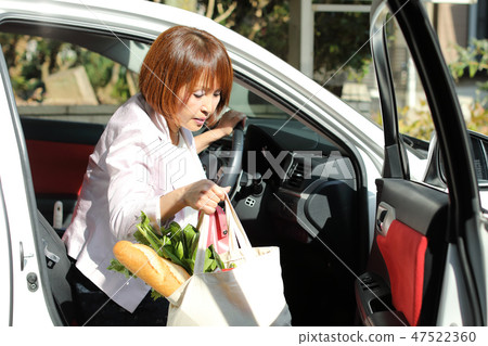 A housewife who has been shopping at the supermarket A housewife who has been shopping at the supermarket 47522360