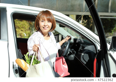 一位在超市購物的家庭主婦 47522362