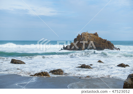 The sea of typhoon overflowing rough 47523052