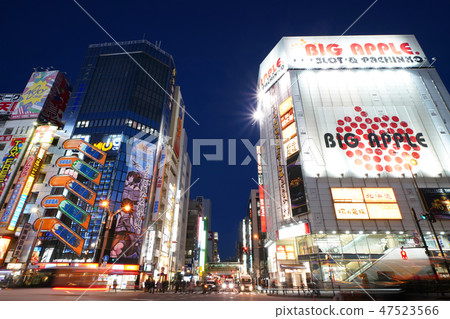 日本的東京城市風景·看秋葉原的交叉點萬壽橋·返回“秋葉原站南”方向（夜景） 47523566