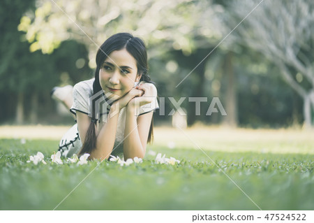 woman with cheongsam traditional Chinese dress 47524522