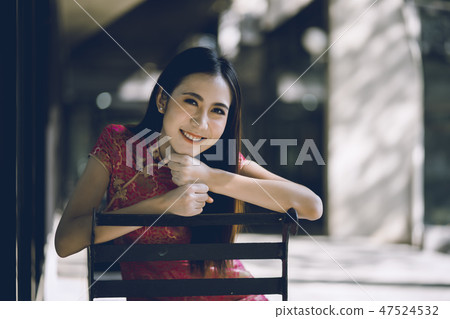 woman with cheongsam traditional Chinese dress 47524532