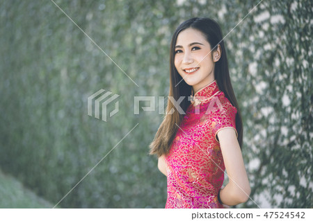 woman with cheongsam traditional Chinese dress 47524542