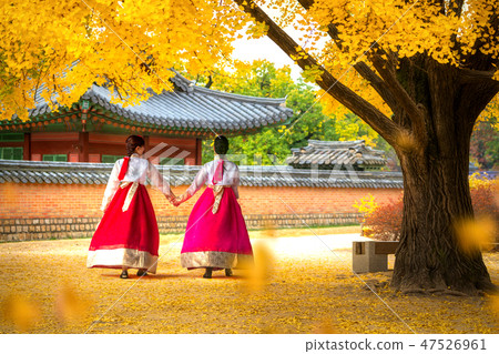 Lady in hanbok dress walk in seoul palace 47526961