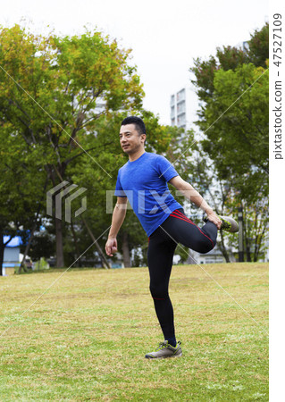 Middle male preparing for exercise 47527109