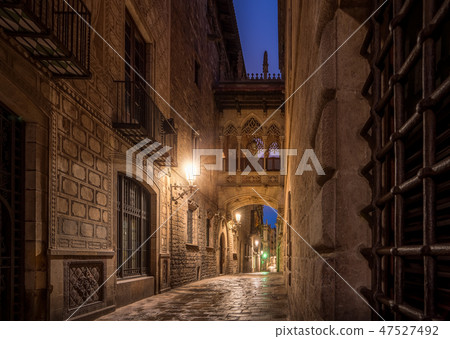 Bridge between buildings in Barri Gotic quarter 47527492