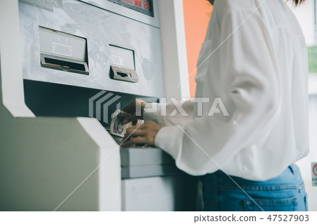 atm 自動櫃員機 女生 47527903