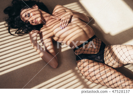 Naked sexy woman lying on the floor. Nude body. 47528137