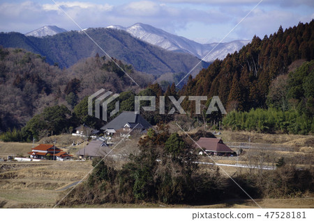 農村風景冬天米大陽台藍天多雪的山農夫 農村風景冬天米大陽台藍天多雪的山農夫 47528181
