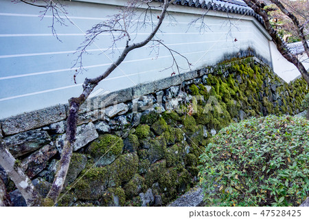Winter temple in Kyoto in winter 47528425
