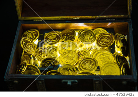 打開寶盒和金幣 47529422