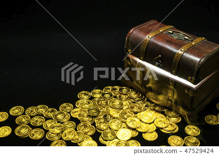 寶盒和金幣光和煙霧洩漏可疑的氣氛 47529424