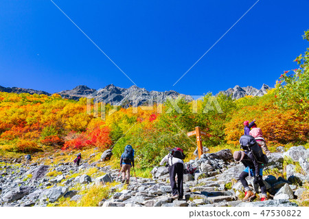 Autumn leaves, autumn's lazy river · mountain path Autumn leaves, autumn's lazy river · mountain path 47530822