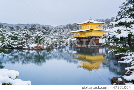 京都雪中的金閣寺 照片素材 圖片 圖庫