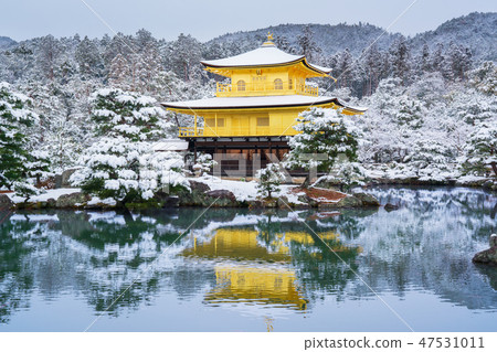 京都雪中的金閣寺 47531011