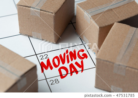 Moving day on the calendar is written in red. Calendar with a note with cardboard boxes. Moving day on the calendar is written in red. Calendar with a note with cardboard boxes. 47531785