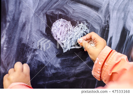 Children's drawing heart 47533168