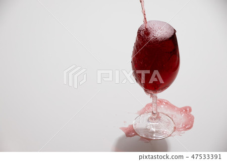 紅酒從玻璃溢出 紅酒從玻璃溢出 47533391