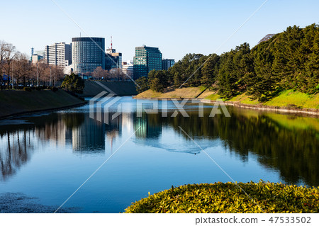 半藏門周圍的一組建築反映在冬季東京櫻田護城河2019.01 a-2 47533502