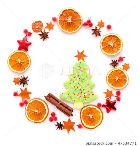 Round frame with dried orange, christmas cookies 47534771