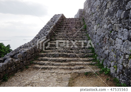 Katsuren城堡石樓梯 47535563