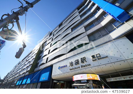 東京的日本城市景觀看起來像陽光和“西武鐵道池袋站東口” 47539027