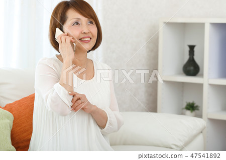一個女人戴著智能手機 一個女人戴著智能手機 47541892
