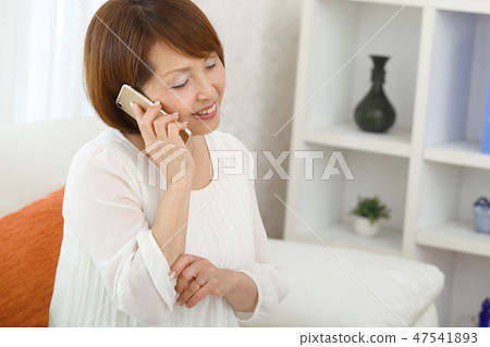 一個女人戴著智能手機 一個女人戴著智能手機 47541893