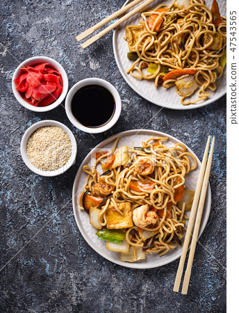 Asian noodles with shrimps and vegetables 47543565