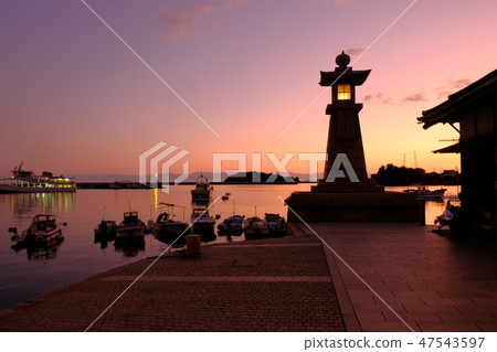 Evening light at dusk 47543597