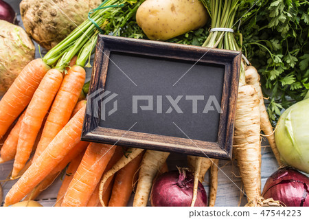 Top of view empty chalkboard on fresh vegetables. Top of view empty chalkboard on fresh vegetables. 47544223