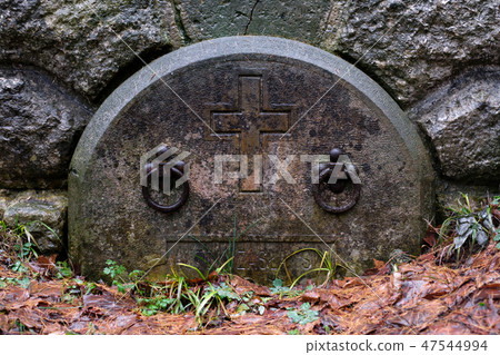 Gothic gravestone on autumn cemetery 47544994