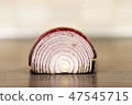 Half cut red onion 47545715