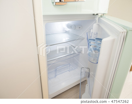 在冰箱的冷藏室內 47547262