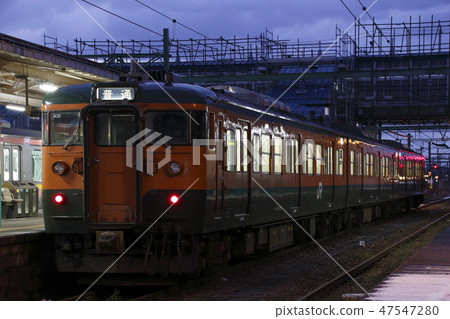 彌彥線115號湘南彩色列車即將結束(吉田站:首班車) 彌彥線115號湘南彩色列車即將結束(吉田站:首班車) 47547280