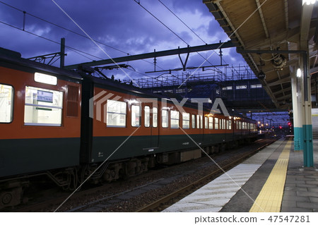 彌彥線115號湘南彩色列車即將結束（吉田站：首班車） 47547281