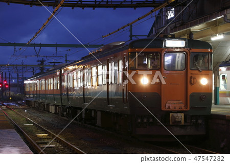 彌彥線115號湘南彩色列車即將結束(吉田站:首班車) 彌彥線115號湘南彩色列車即將結束(吉田站:首班車) 47547282