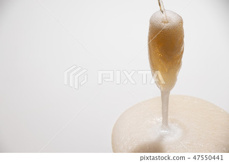 Sparkling wine overflowing from the glass 47550441