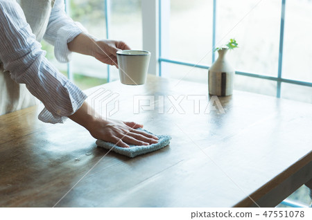 女人的手擦桌子 47551078