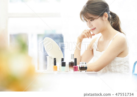 Female viewer 47551734