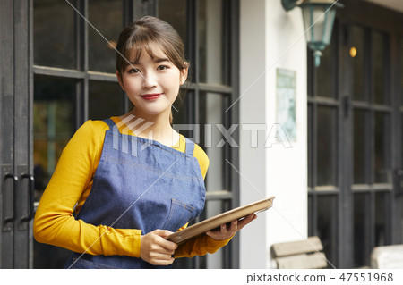 Female cafe clerk 47551968