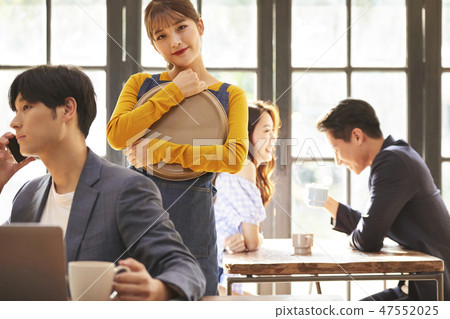 Female cafe clerk 47552025