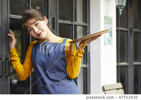 Female cafe clerk Female cafe clerk 47552030