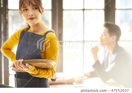 Female cafe clerk 47552037