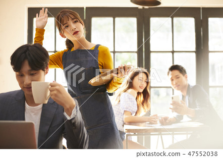 女咖啡館職員 47552038